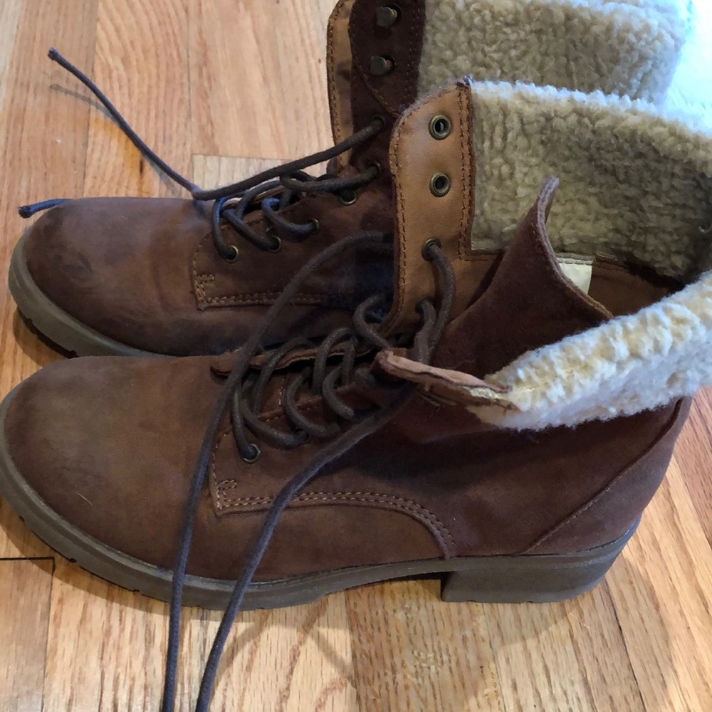 Basic brown boots with fuzzy lining on top